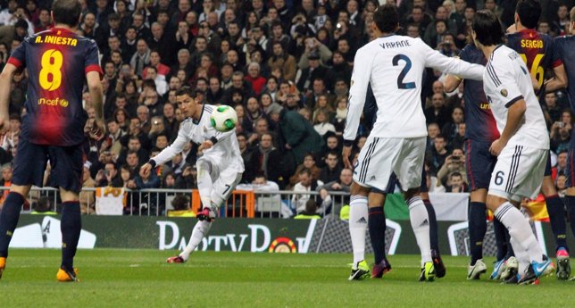 Cristiano Ronaldo lanzando una falta Real Madrid FC Barcelona Copa del Rey 