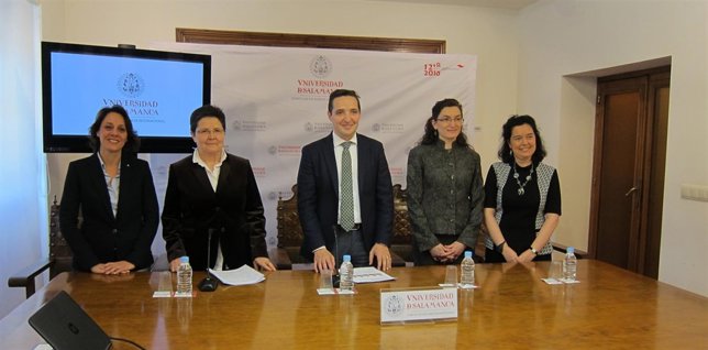 El vicerrector de la USAL Juan Manuel COrchado (centro) junto a investigadoras d