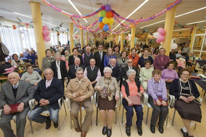 El alcalde de Camargo con mayores 