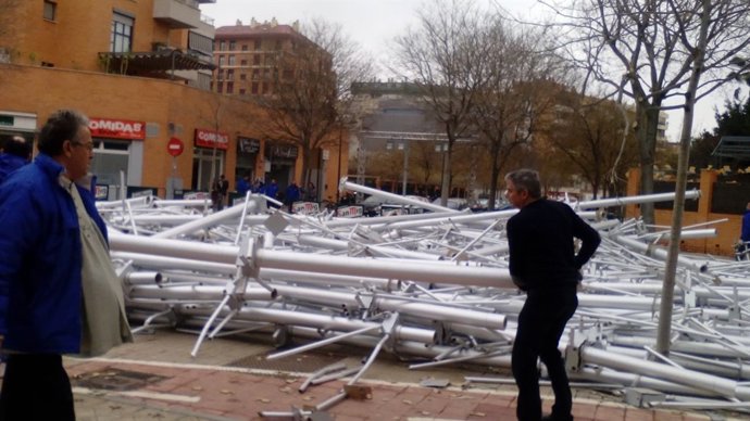 El viento tira toda la estructura de la falla Nou Campanar