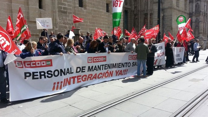 Personal de mantenimiento de hospitales se concentra ante el SAS