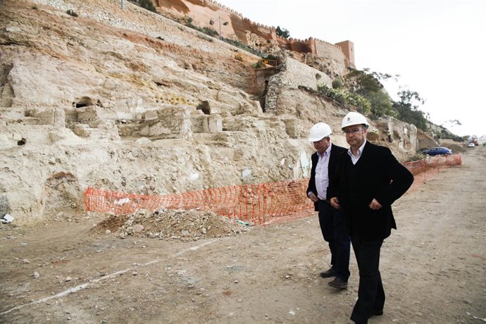 El alcalde visita el yacimiento en la falda de la Alcazaba