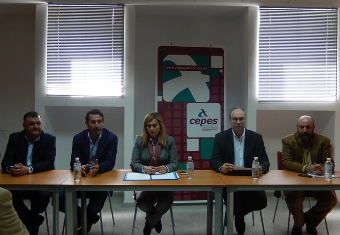 Serrano (centro) junto a Durán, durante el encuentro