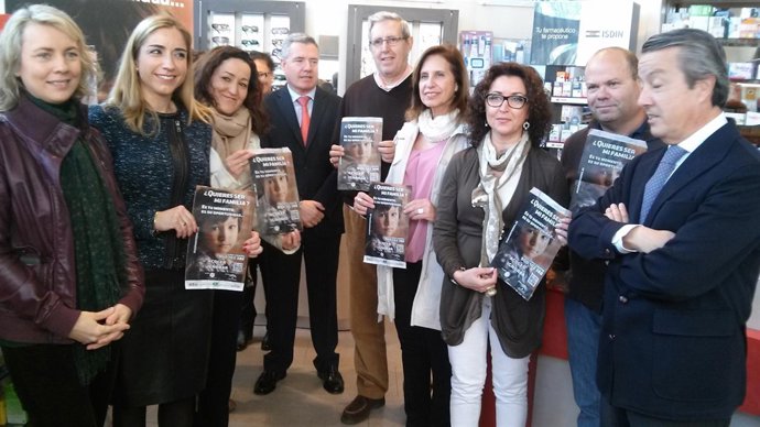 Baena y responsables del Colegio de Farmacéuticos en la presentación