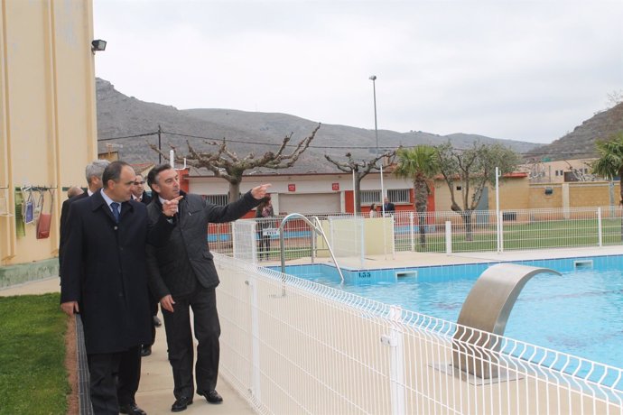 Beamonte ha visitado las instalaciones de las piscinas de Brea