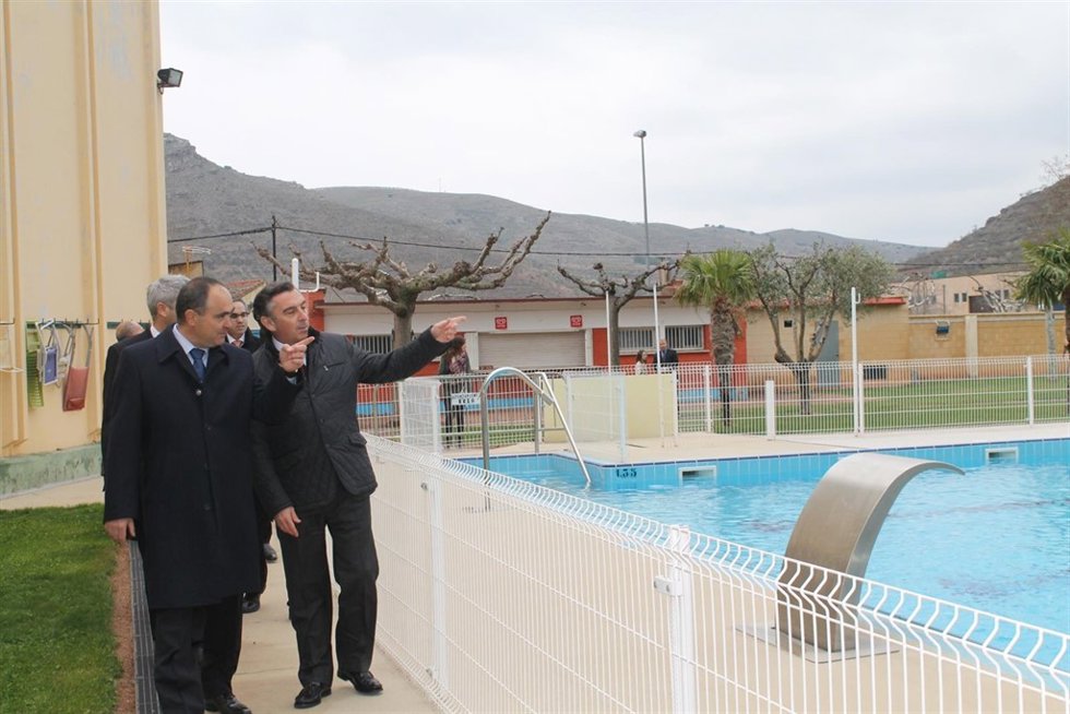 Beamonte ha visitado las instalaciones de las piscinas de Brea
