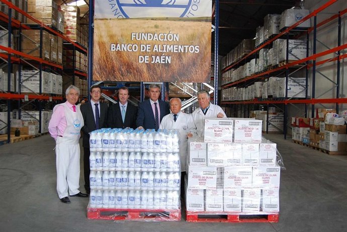 Donación de leche y aceite a la Fundación Banco de Alimentos de Jaén