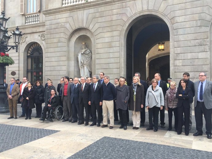 Minuto de silencio en el Ayuntamiento de Barcelona por el atentado de Túnez
