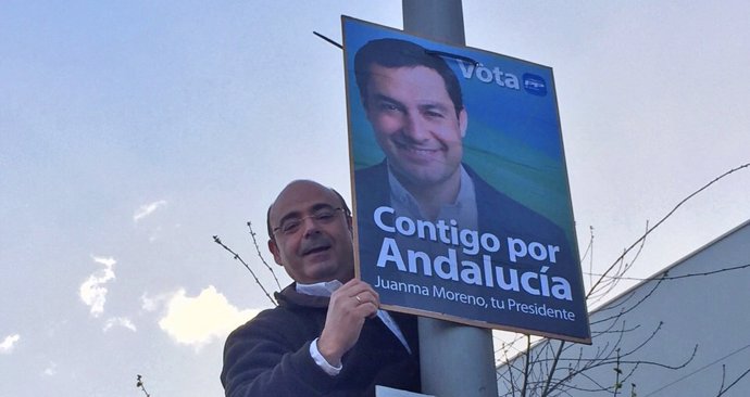Sebastián Pérez colocando banderolas electorales