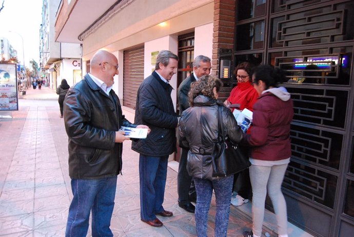 García Anguita en un paseo electoral en Martos