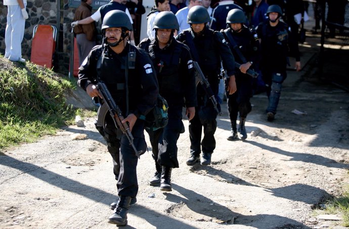 Agentes de la Policía de Guatemala durante el asalto a la cárcel de Pavón (2006)