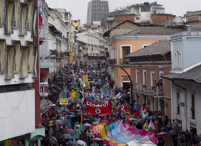 Miles de personas marchan en Ecuador contra las políticas de Correa 