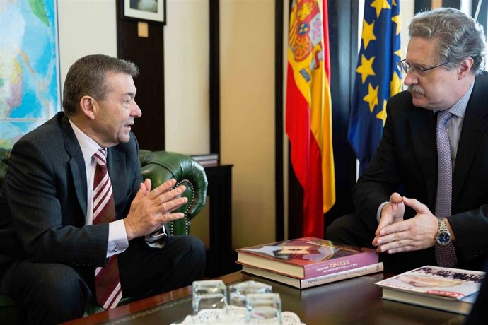 Rivero con el cónsul de España en Rusia 