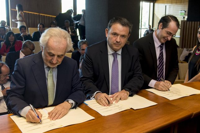 Firma del acuerdo para crear el CIAR