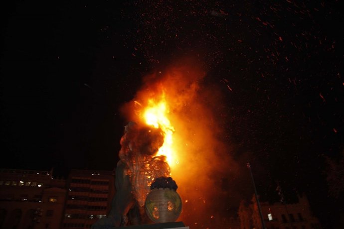 Cremà de la falla del Ayuntamiento