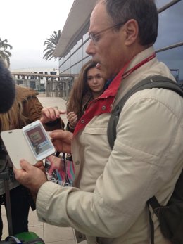 Pasajeros Costa Fascinosa enseñan foto del Museo Bardo