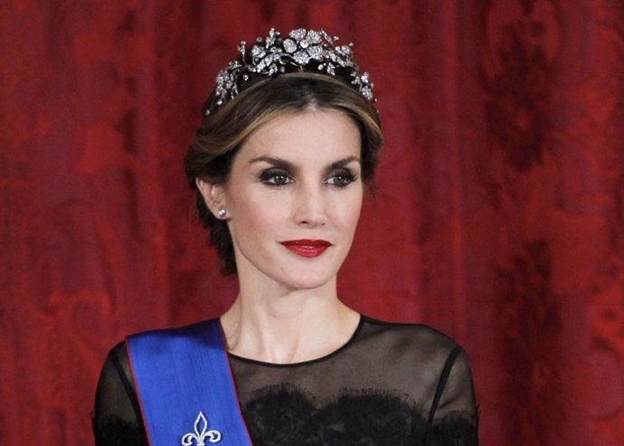 Reina Letizia deslumbra y hace un guiño a reina sofía en la primera cena de gala