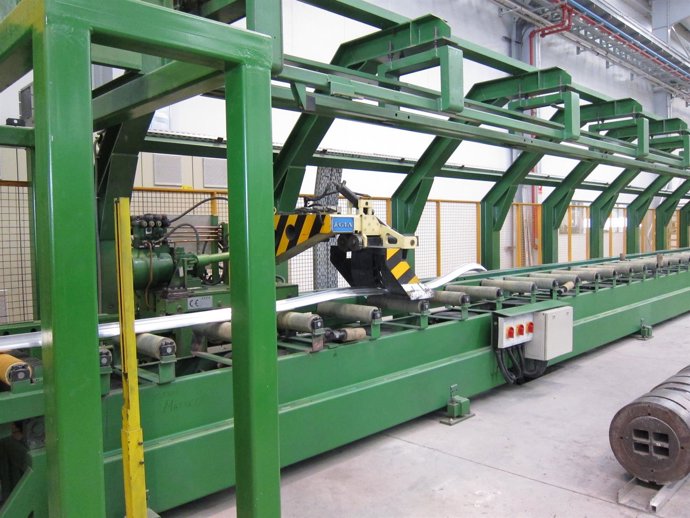 Máquina trabajando en una fábrica.