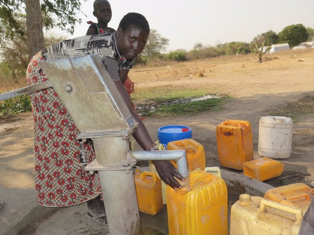 una mujer recoge agua portable -sudan del sur.jpg