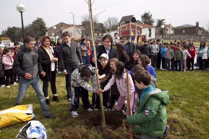 Plantación de árboles con escolares de Camargo (Archivo)