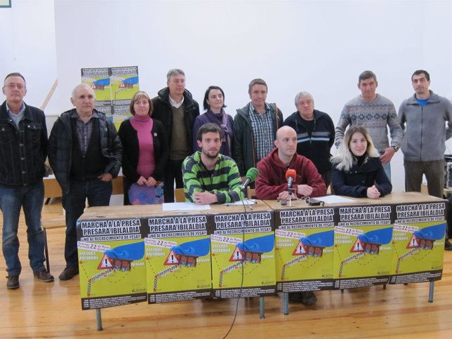 Miembros de Yesa+no y Ríos Aragón junto a representantes políticos