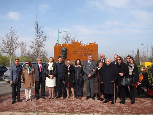 Belloch y Rudi junto a los familiares de José Atarés en el memorial