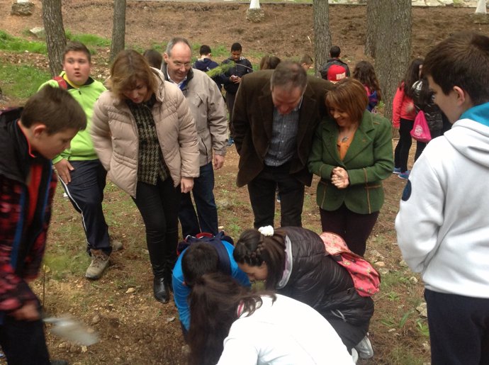 Velasco, Quirós y Gálvez acompañan a alumnos en actos por el Día de los Bosques.