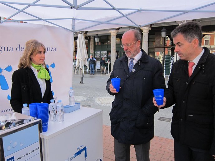 De la Riva durante su visita el punto de infoación de Aguas de Valladolid