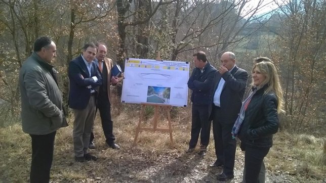 De Pedro ha visitado las obras en la pasarela este viernes