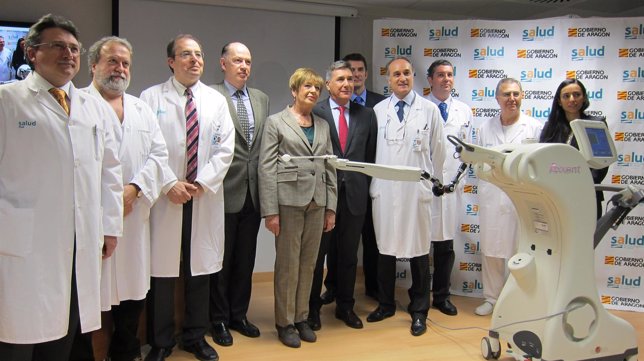 Profesionales y pacientes con el nuevo equipo de radioterapia intraoperatoria