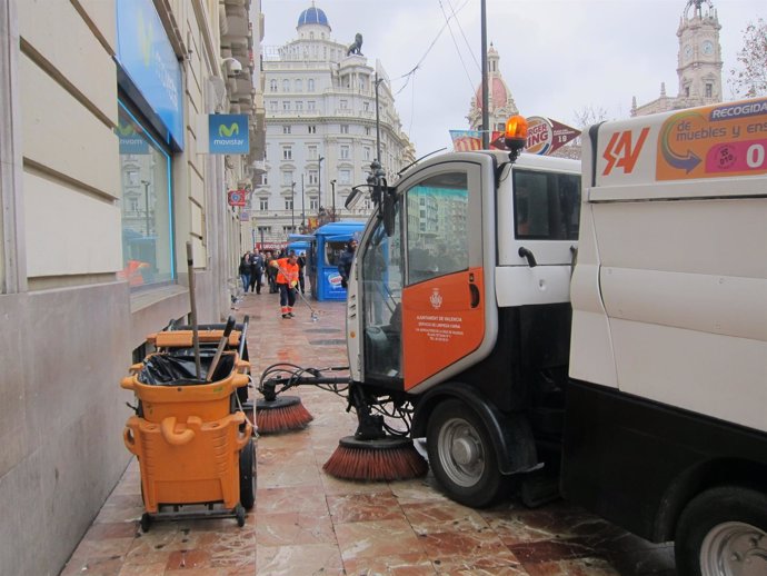 Efectivos de limpieza tras una 'mascletà' en el Plaza del Ayuntamiento