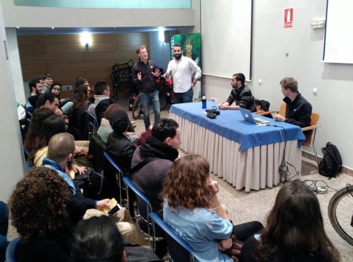 Jilt van Schayik y Mayoral (de pie) con los jóvenes