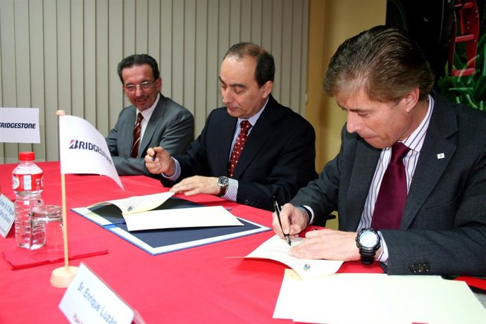 Firma del acuerdo con Bridgestone