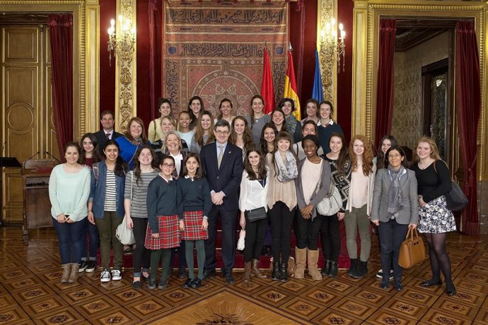 Iribas con alumnas de los centros estadounidense y navarro.
