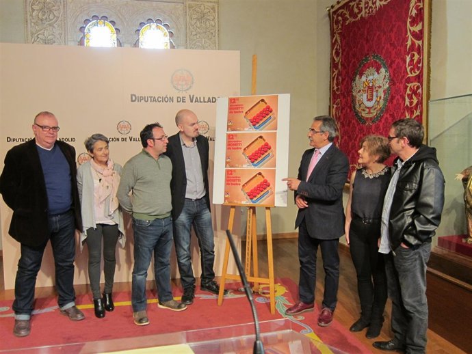 Diputado, miembros del consistorio y grupo de teatro de Pedrajas de San Esteban 