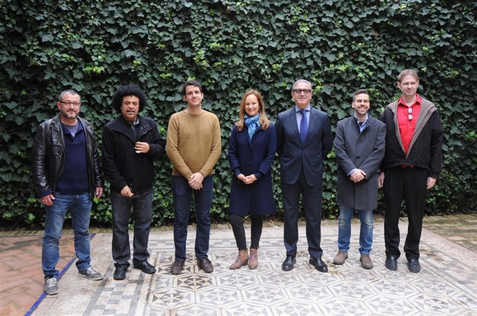 Pineda (con corbata) con el equipo artístico del concierto