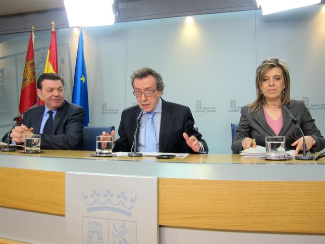 De Santiago-Juárez (centro), flanqueado por González Gago y Salgueiro. 