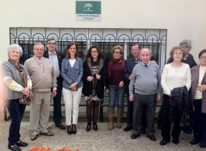 Baena (centro) con usuarios del Centro de Participación Activa Córdoba II