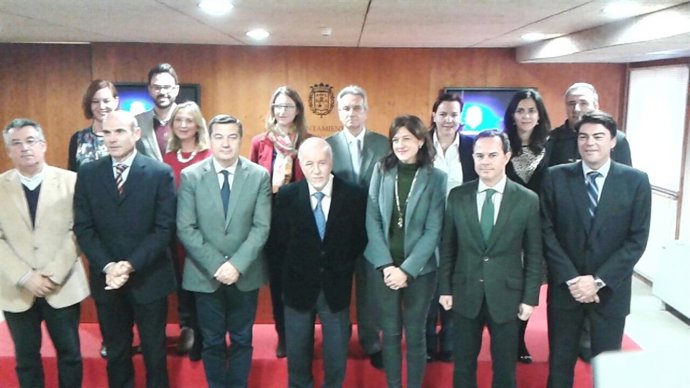 Miguel Valor, cuarto por la izquierda, junto al resto de concejales del PP 