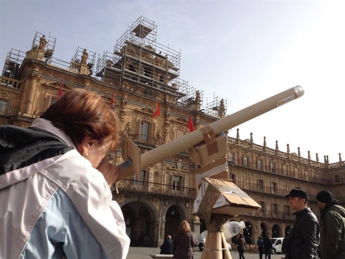 Una persona observa el eclipse desde el telescopio de cartón