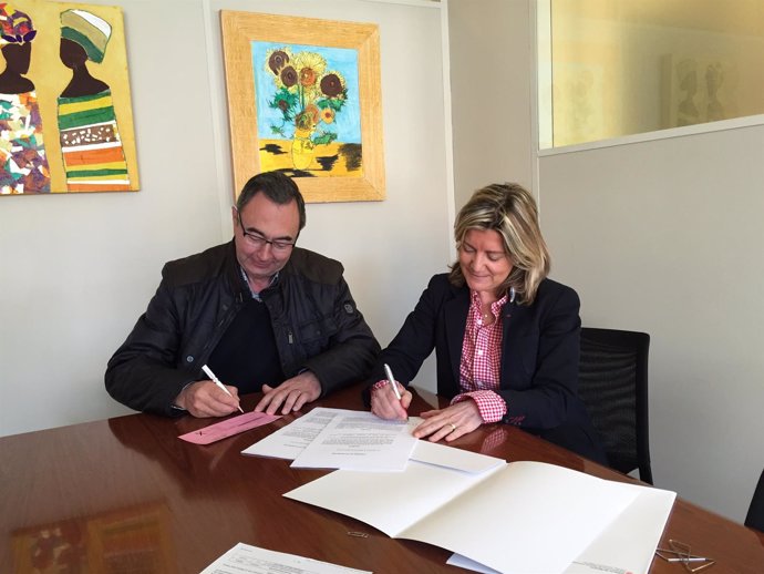 Gemma Botín y Javier Aramendía firman el convenio de colaboración. 