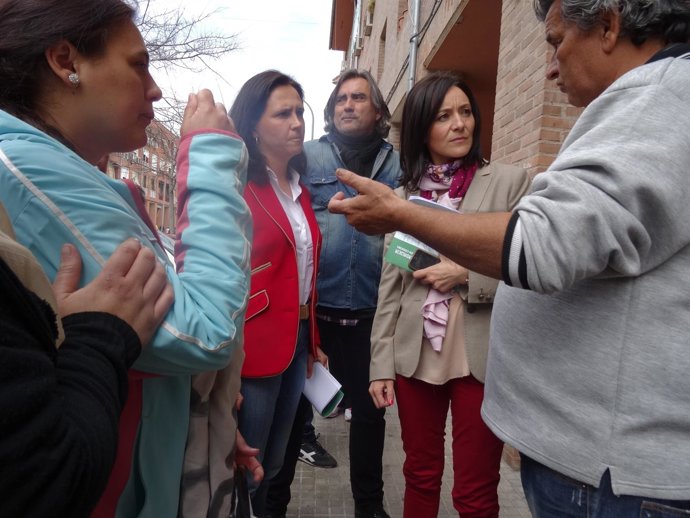 Vioque y Crespín (centro) con los vecinos de Moreras