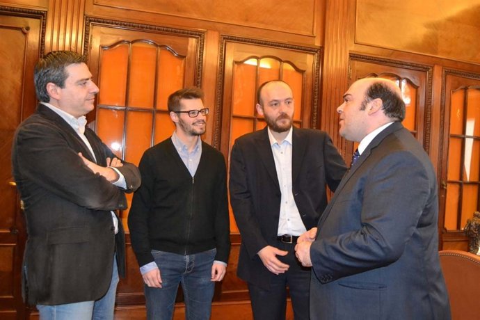 Caunedo (derecha) conversa con representantes de Uneva. 