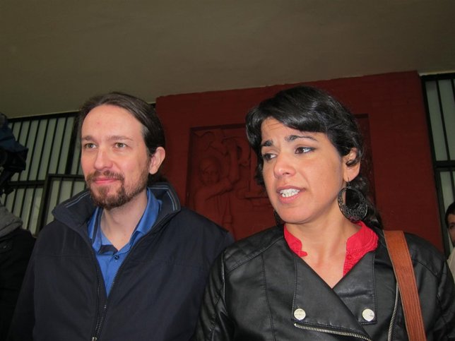 Pablo Iglesias y Teresa Rodríguez antes de entrar al CEIP Santa Teresa