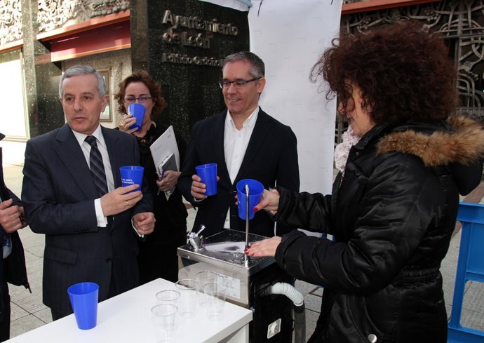 Emilio Gutiérrez (derecha) en la celebración del Día Mundial del Agua.