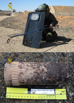 Imagen de un artificiero y el proyectil desactivado