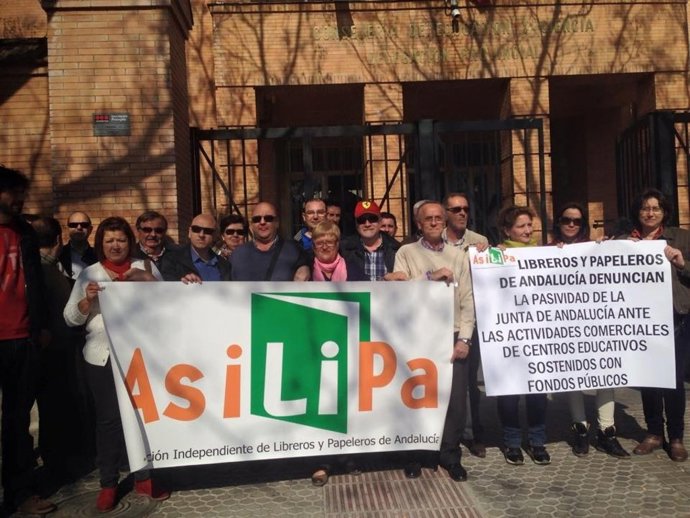 Concentración de libreros y papeleros ante Educación