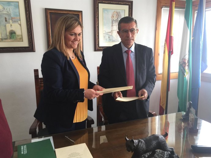 Serrano y Leiva tras la firma