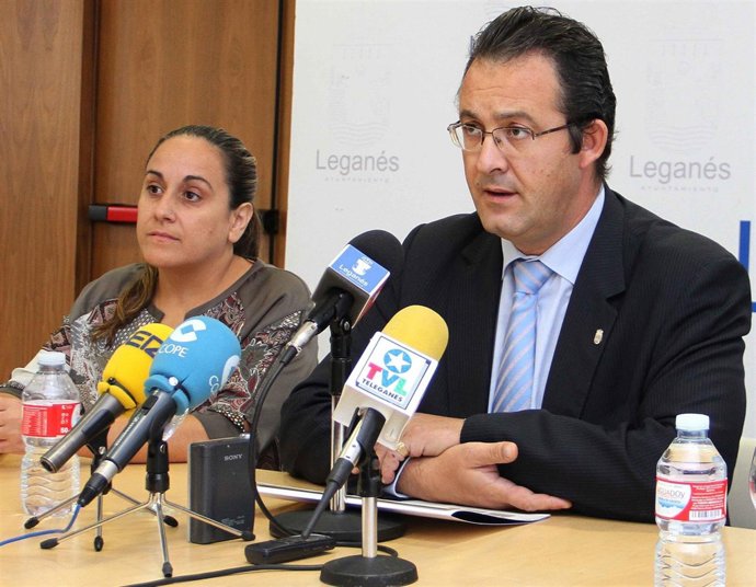 Jesús Gómez junto a Beatriz Tejero en una rueda de prensa