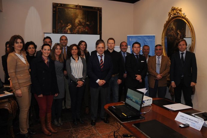 Fuentes (centro) con participantes en el proyecto
